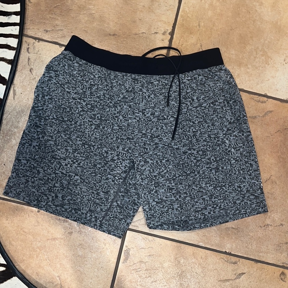 Lulu size XL THE short like new
